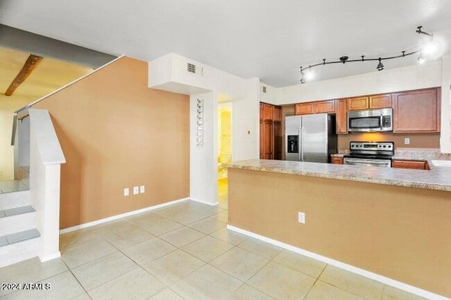 Building Photo - 1446 E Grovers Ave