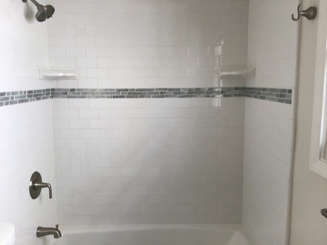 tub/shower - 8773 Reading Ave