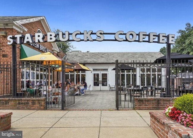 Building Photo - 3535 Chevy Chase Lake Dr