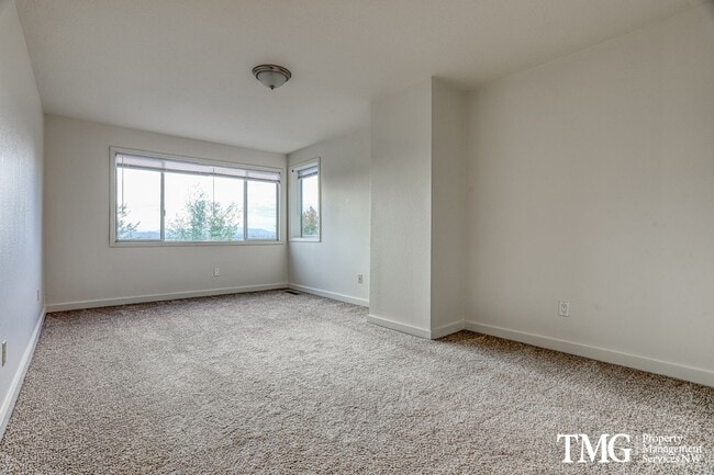 Building Photo - Spacious 4BR Townhome with AC, W/D, Garage...