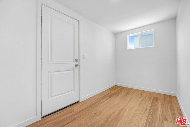 Building Photo - 2615 Carmona Ave