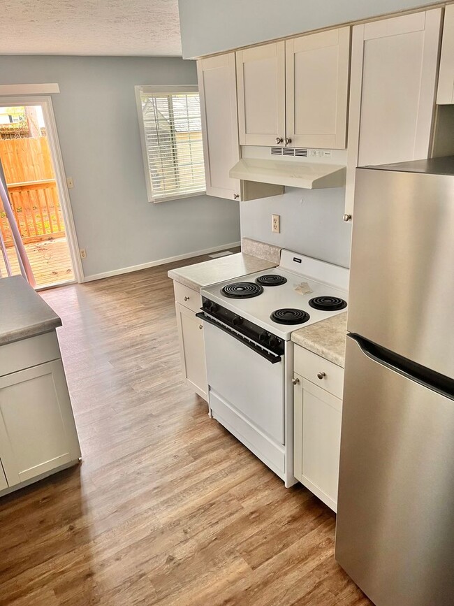 Building Photo - 501-503 S Village Court