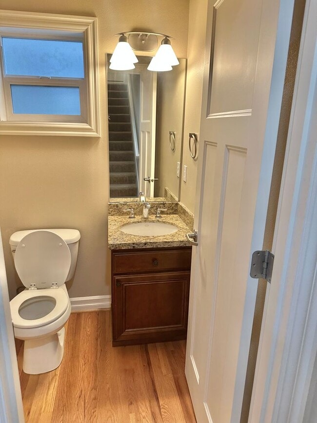 Building Photo - Beautiful 3 bed/2.5 bath townhome in North...
