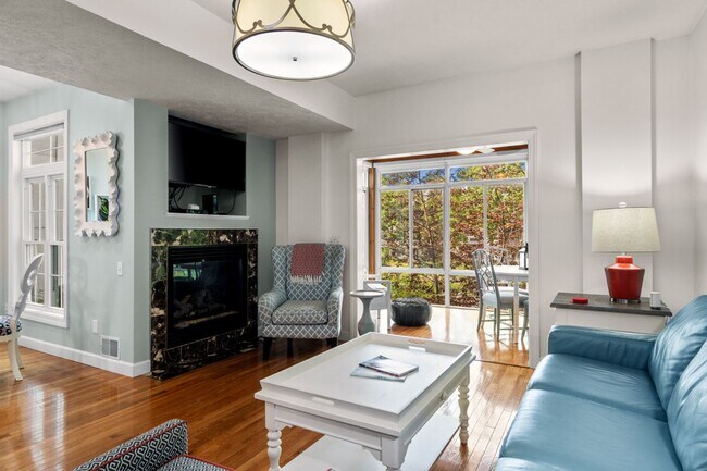 Building Photo - Furnished Pet-Friendly 30-Day Extended Stay Riverfront Condo