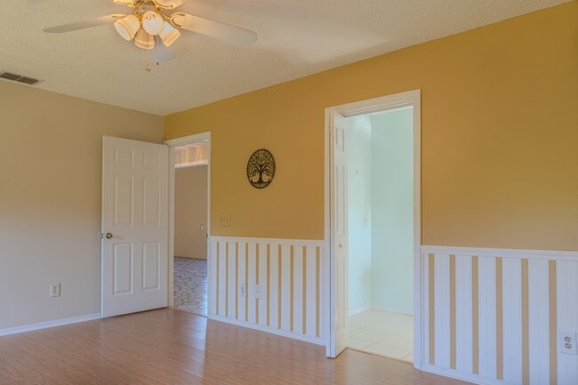 Building Photo - 1011 Shayler Ave