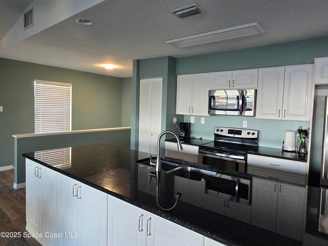 Building Photo - 0000 Pineapple Ave