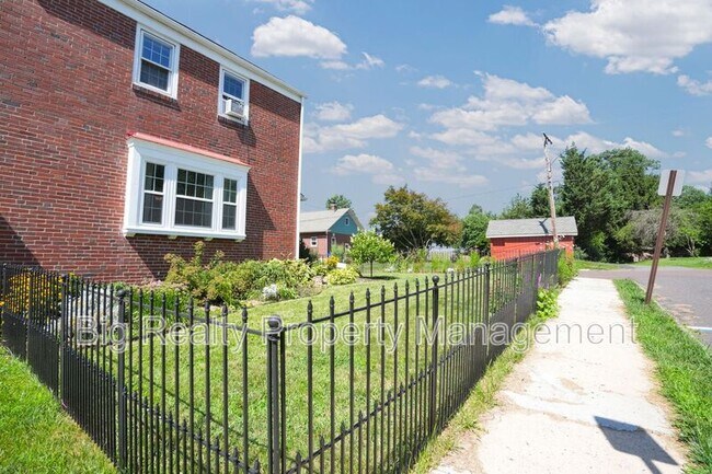 Building Photo - 912 Feist Ave
