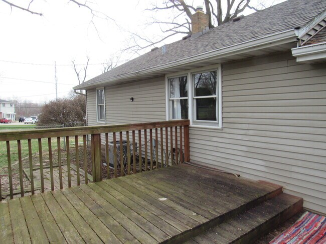 Building Photo - 5022 N Belmont Pl