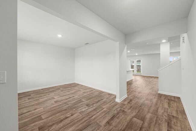 Building Photo - 5832 Viking Wy