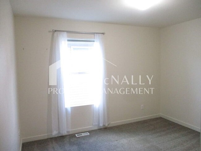 Building Photo - Spacious 3 Bedroom 3 Bath Home with Modern Amenities