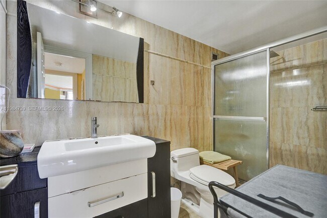 Building Photo - 800 Parkview Dr