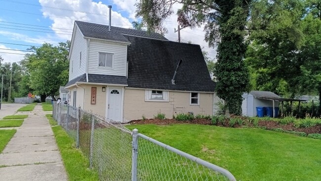 Building Photo - 2044 Garrick Ave