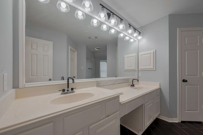 Building Photo - 311 N Esplanade Ln