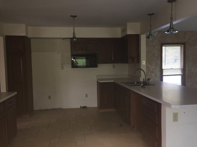 Building Photo - 4 bedroom split entry home 20 mins to Cran...