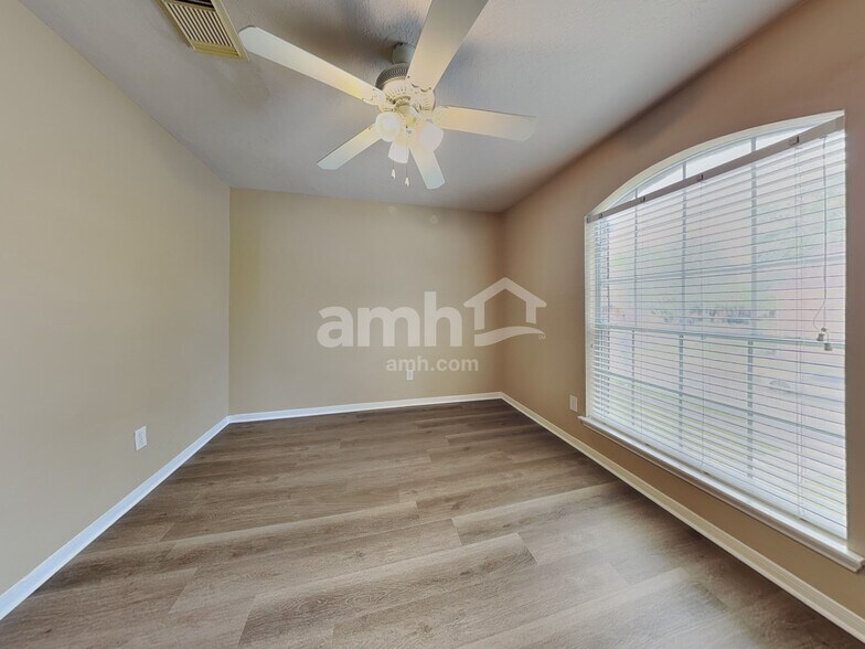 Building Photo - 11911 Lakewood Hills Dr