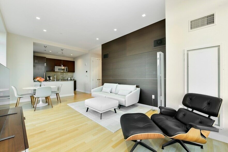 Building Photo - 400 Stuart St