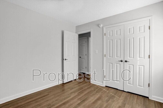 Building Photo - 866 Barrington Woods Cove