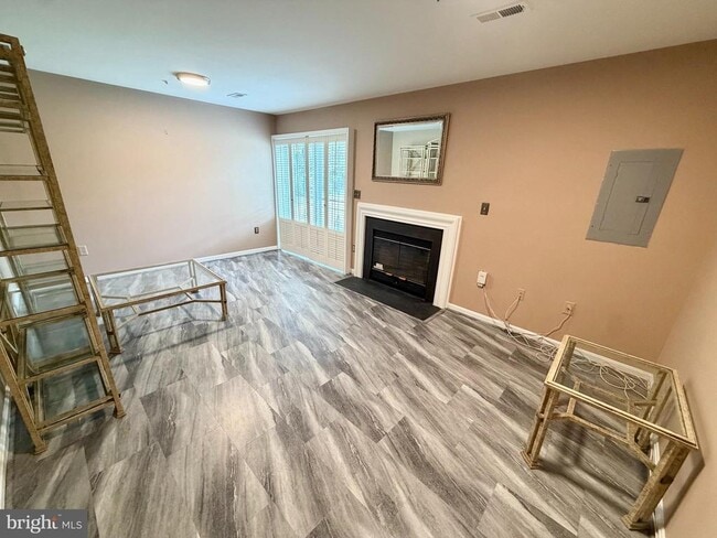 Building Photo - 5053 Colburn Terrace