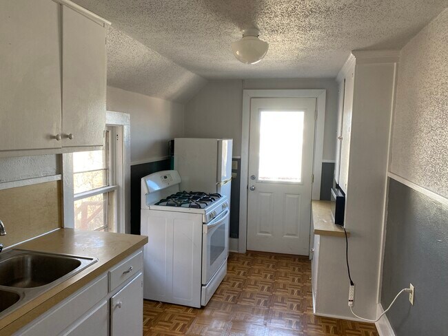 Kitchen - 22 8th Ave SW