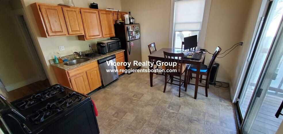 Building Photo - 861 E 1st St