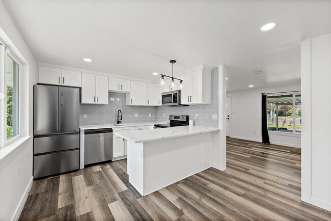 Building Photo - Renovated 3-Bed Rambler in Lakewood | Priv...