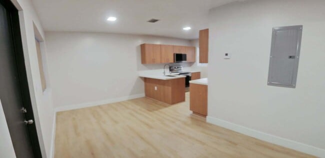 Building Photo - Samuel Duplex