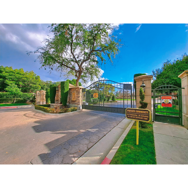 Building Photo - Custom Clovis Residence in Gated Community | Spacious Layout & 3-Car Garage!