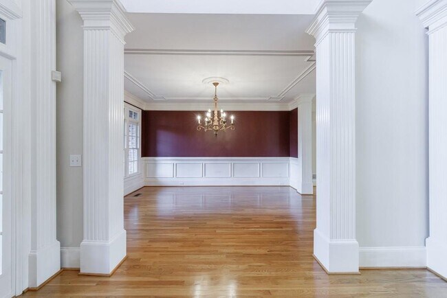 Building Photo - 2883 Thurleston Ln
