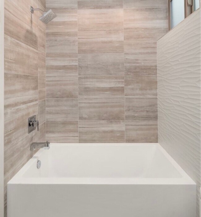 Building Photo - Sophisticated 3 Bedroom Townhome