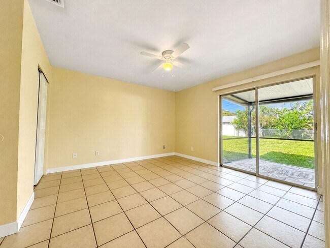 Building Photo - 4133/4135 SW 7th Pl