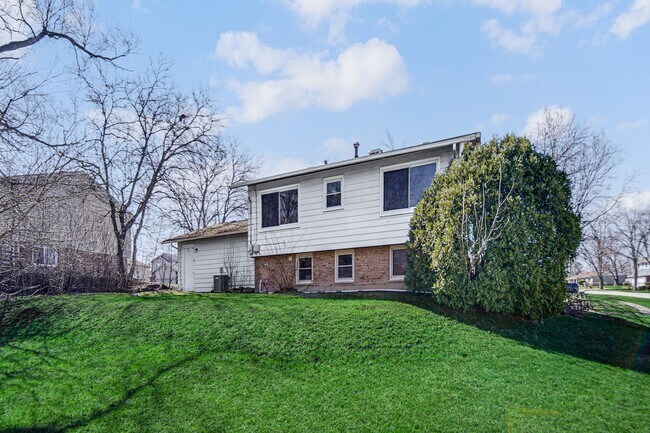 Building Photo - Spacious 4-Bedroom Split-Level in University Park