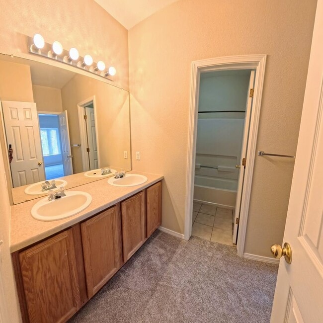 Building Photo - 3 bedroom 1.5 bath close to Fort Carson