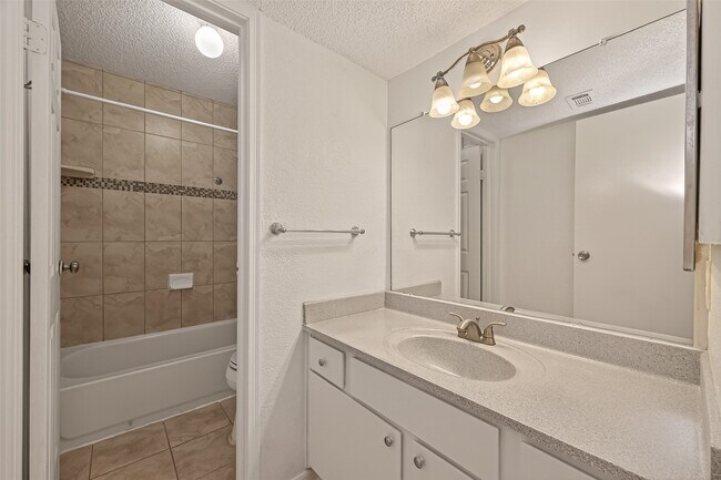 Building Photo - 3100 Jeanetta St