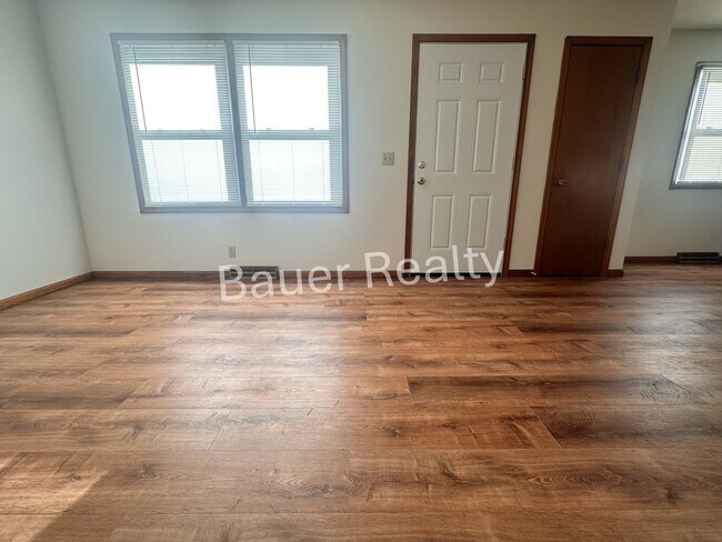 Building Photo - dk840