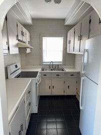 Building Photo - 654 Alden St