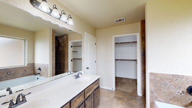 Building Photo - 2 WEEKS FREE RENT + $1,895 ONE STORY 4 BEDROOM WITH 3 FULL BATHS