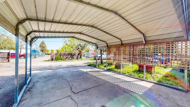 Building Photo - Gated and fully remodeled 1 bedroom 1 bath...
