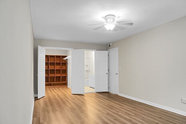 Building Photo - Spacious, Newly Renovated Villa Overlookin...