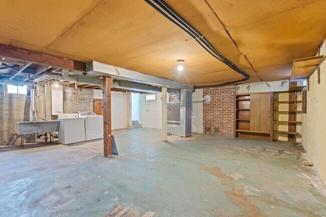 Building Photo - Impeccably maintained vintage 1-bdrm/1-bath corner unit in 4-plex. Lots of light, private basemen...