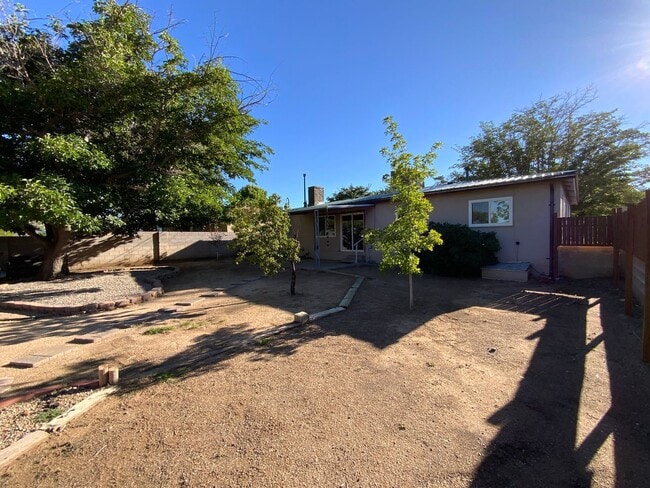 Building Photo - 3 Bedroom Single Story Home Available Near...