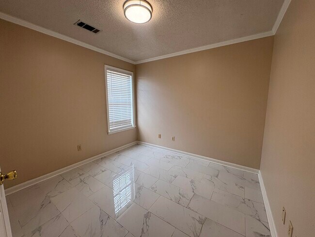 Building Photo - 390 N Ericson Rd