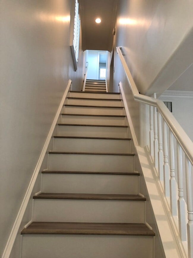 Building Photo - Three-story downtown home two blocks from ...