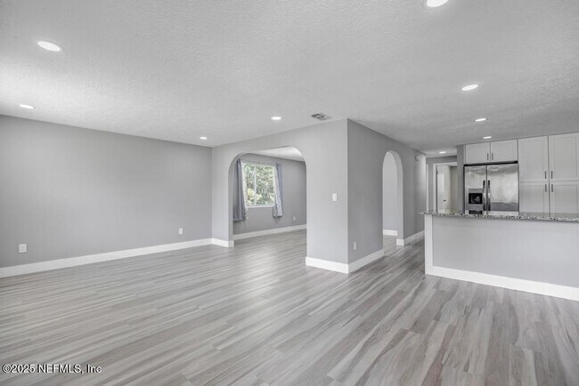 Building Photo - 1215 Bluehill Dr N