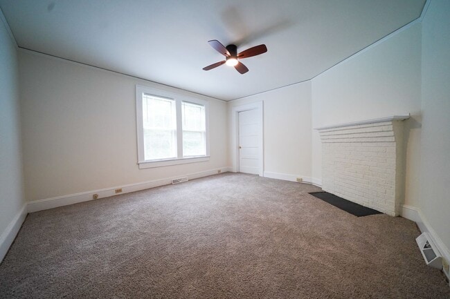 Building Photo - 3 bed 2 bath Updated Bungalow - Private ba...