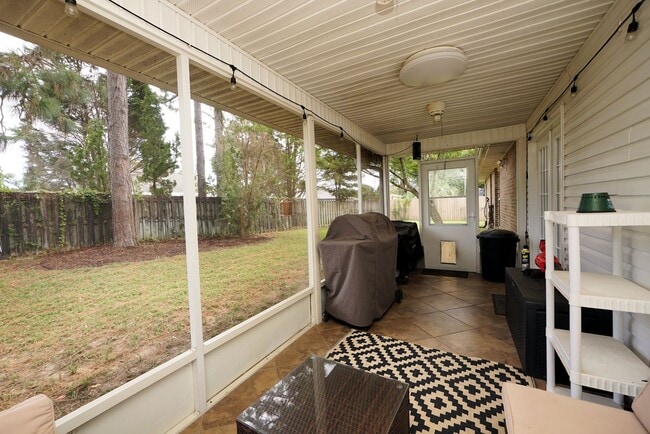 Building Photo - Lovely Cul-De-Sac Home in South Crestview