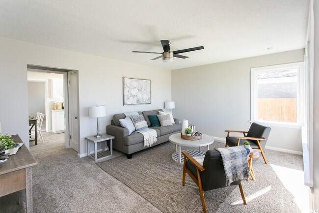 Building Photo - Room for rent in Great Ogden Location!