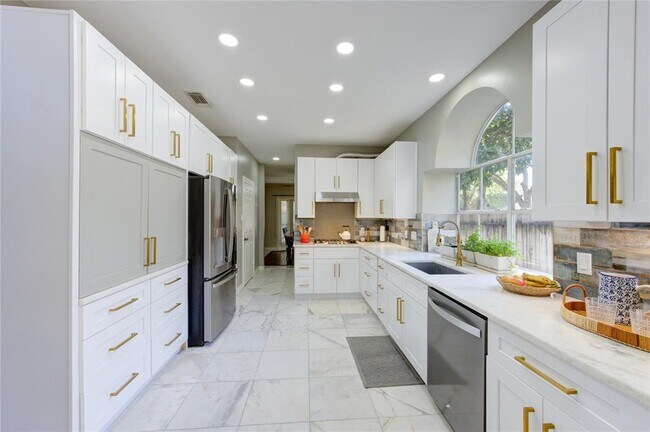 Building Photo - 1526 Forest Home Dr