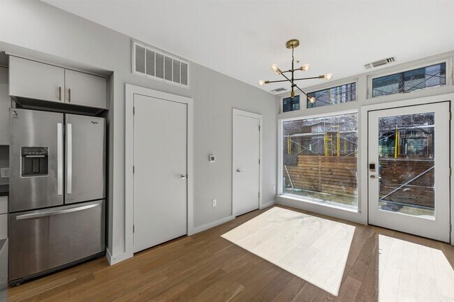 Building Photo - 2002 E 7th St