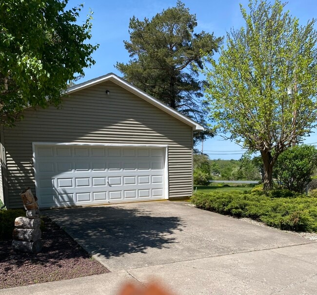 Building Photo - 22 Twin Willows Dr