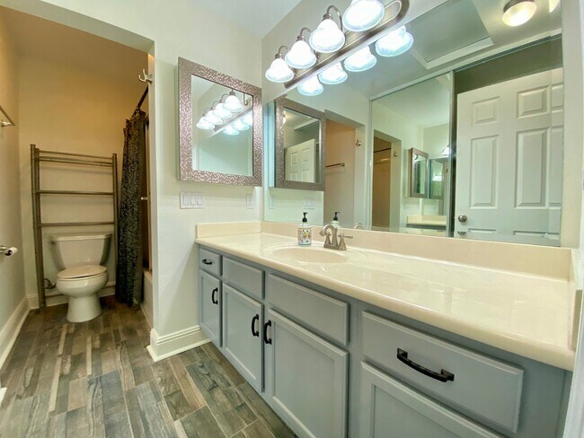 Building Photo - Spacious Two Bedroom featuring Ensuite Bathrooms! TWO ASSIGNED PARKING SPACES! Air Conditioning I...